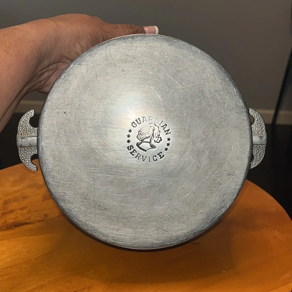Guardian Service Premium Silver Cast Iron Pot